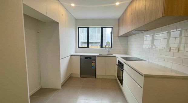 Spacious 4-Bedroom Family Home in Prime Location - Photo 1