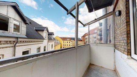 <b>Centralt byliv og rolig altanhygge – perfekt delelejlighed til to</b> - Photo 3