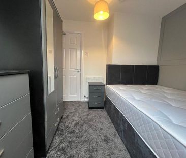 1 bedroom in a flat share to rent - Photo 3