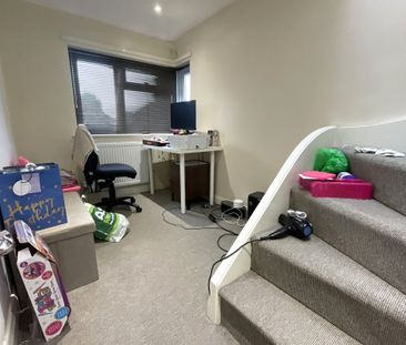 Ridgehurst Avenue, Watford - Photo 3