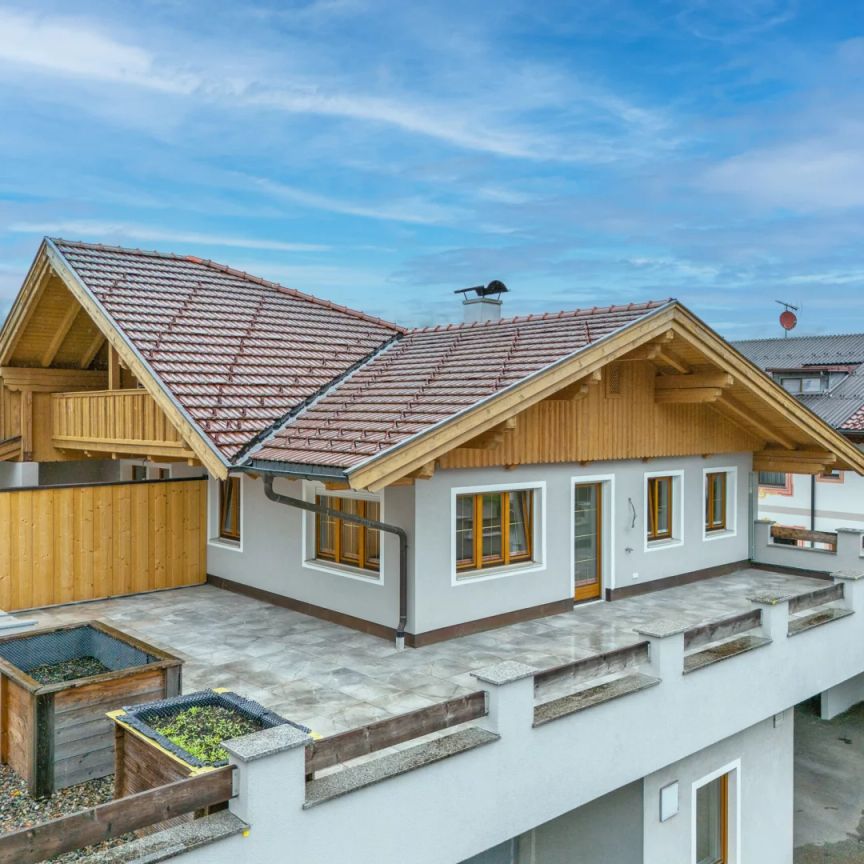 Erstbezug in sonniger 3-Zimmer-Wohnung mit riesiger Terrasse und 2 Stellplätzen in Radfeld - Photo 1