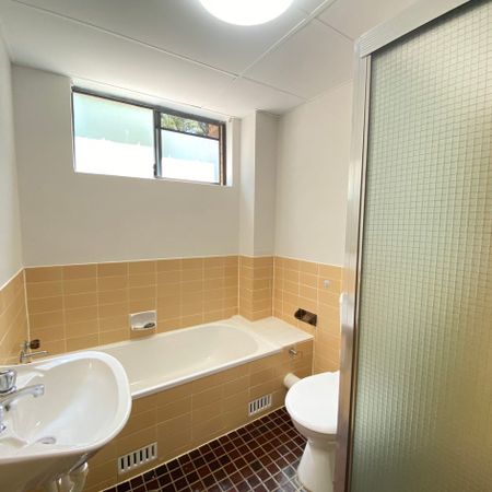 STYLISH TWO-BEDROOM UNIT IN A PRIME WESTMEAD LOCATION - Photo 3
