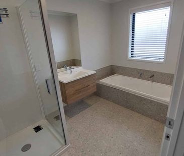 Stylish new townhouse - Photo 3