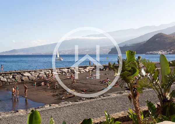 Amplio apartamento de cuatro dormitorios con vistas al mar en Radazul Bajo