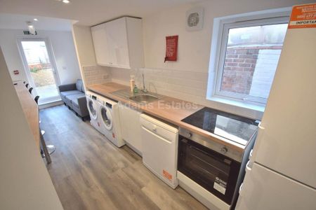 1 bedroom in a house share to rent - Photo 4