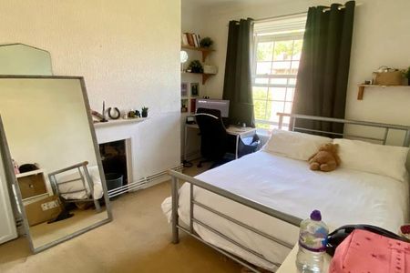 Bright and Airy Three Bedroom Apartment in the Heart of SE1 - Photo 3