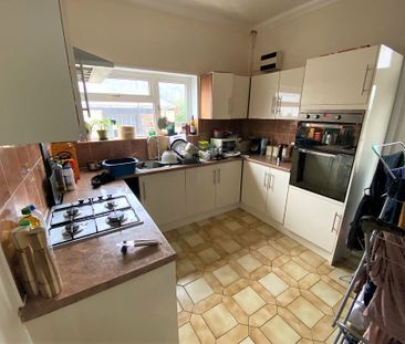 £1,400 PCM, Spacious Four Bedroom House with Enclosed Rear Garden i... - Photo 5