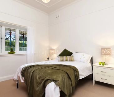 Two level modern home - Photo 4