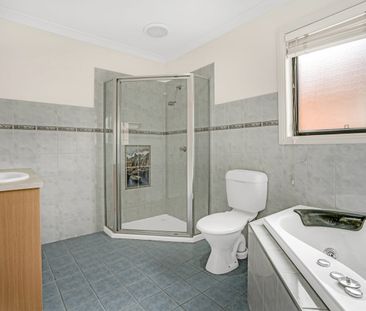 Two Storey Family Home with Lakeside View!! - Photo 4