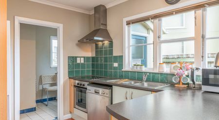 SUNNY STANDALONE HOME - ELLERSLIE - Photo 3