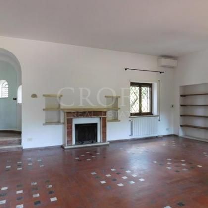 Appia Antica-Villa: 300mq. Beautiful Tuscan style villa, large private garden. Spacious reception, dining, 4 bedrooms, 4 baths, fireplaces, maid’s quarters, parking, silent, secure. Ref 969 - Photo 2