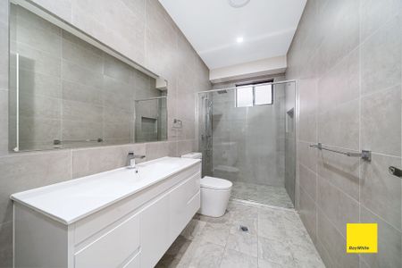 Beautiful & Spacious House Close to Amenities - Photo 3