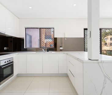 Spacious, modern and convenient - Photo 1