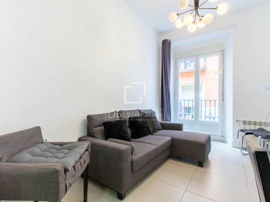 Excellent 4 Bedroom apartment for rent in Malasaña, Madrid - Photo 1