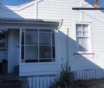 Seize the opportunity to live in a charming bungalow in a sought-af... - Photo 3