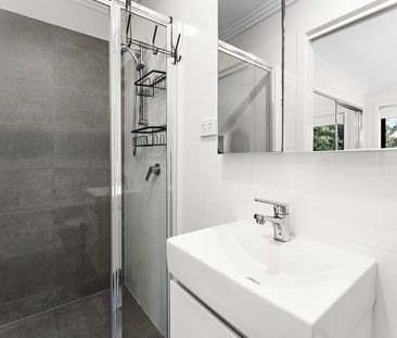 Inviting Entertainer + Walk-to-the-village Convenience - Photo 4