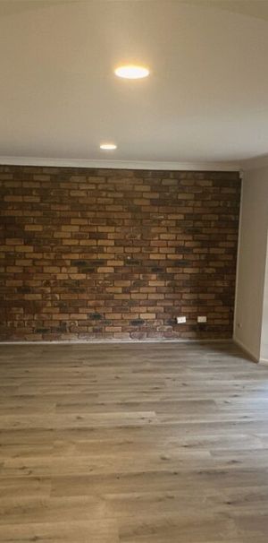 Full renovated Large 5 Br House with 5 split air conditions + Study at Sunnybank Hills - Photo 1