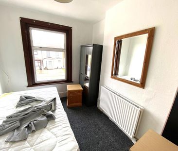 4 bedroom semi-detached house to rent - Photo 5