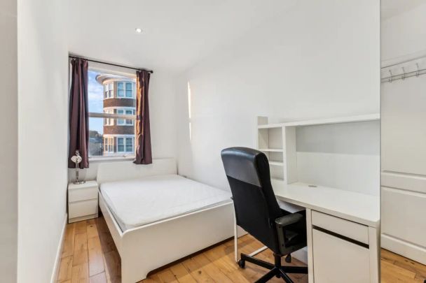 4 bedroom flat in London - Photo 1