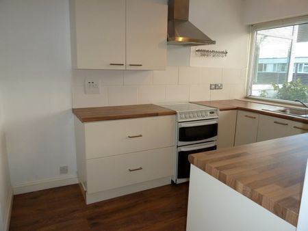 2 Bed Flat, Alwoodley, LS17 - Photo 3