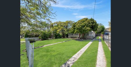 Spacious Family Home on a Large Block - Convenient Darra Location - Photo 3