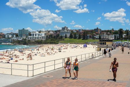Modern Three Bedroom Room Apartment with Parking in the Heart of Bondi Beach - Photo 2