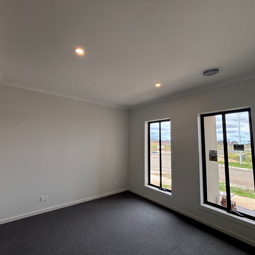 Modern 3-Bedroom Family Home with 2 Bathrooms and Garage - Photo 1