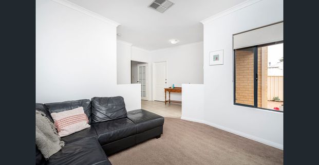 Stunning 3-Bedroom Residence in Karrinyup - Modern Design, Convenient Living! - Photo 1