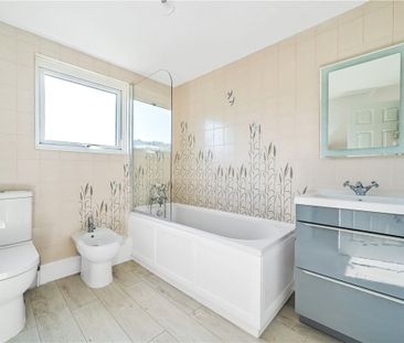A recently renovated detached 3 bedroom, 2 bathroom house in a peac... - Photo 6