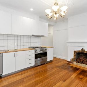 RENOVATED HIDDEN GEM IN ELWOOD - PET FRIENDLY - Photo 2
