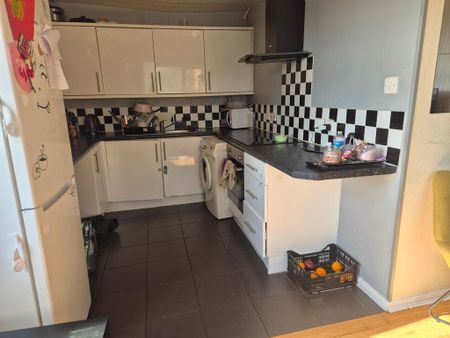 3 bedroom flat to rent - Photo 5