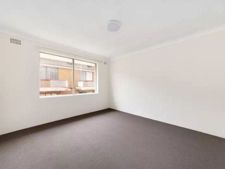 Apartment with 2 bedrooms, 1 bathroom & parking for 1 car - Photo 2