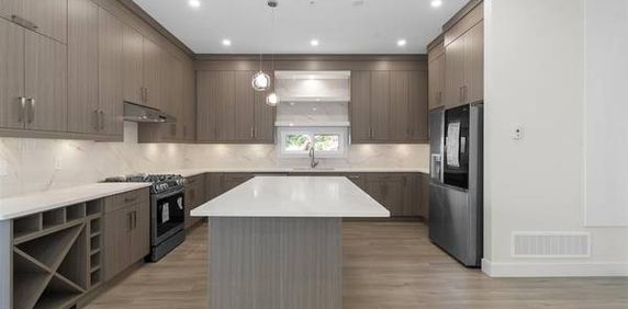 UPPER SUITE IN TRIPLEX - 3 Beds 2 Baths - Photo 2