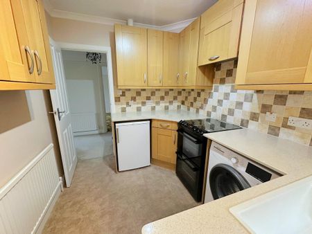 3 bedroom semi-detached bungalow to rent - Photo 5