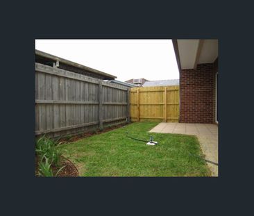 THREE BEDROOM TOWNHOUSE - Photo 5