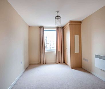 Two bedroom first floor apartment with allocated parking - Photo 4