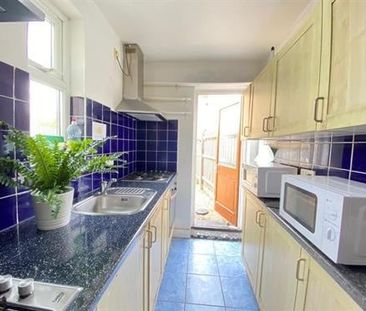 Room in a Shared Flat, Newham Way, E16 - Photo 5