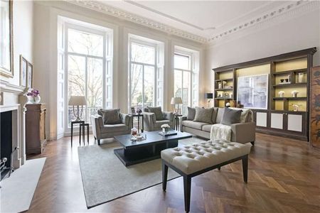 Stunning first floor three bedroom flat beautifully finished to retain the elegance and character of this period building. - Photo 2