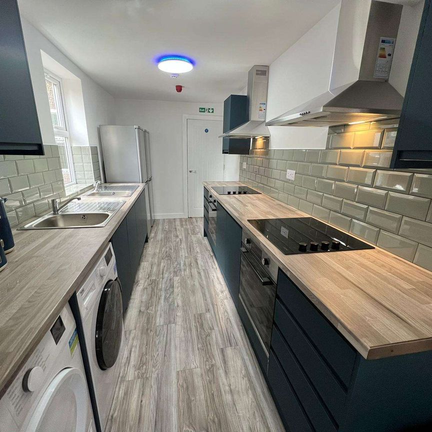 Stunning Room with Private En-Suite – Just 5 Minutes from Watford General Hospital! - Photo 1