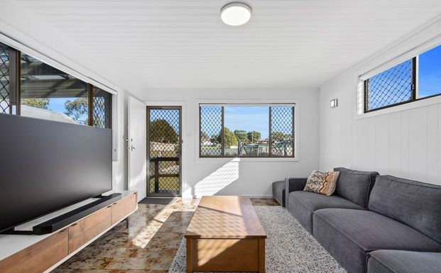 Beautifully maintained home with in-ground swimming pool! - Photo 1