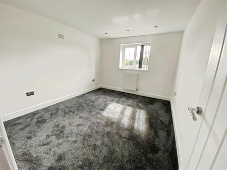 4 BED House To rent - Photo 2