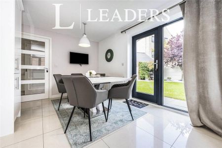 4 bedroom detached house to rent - Photo 3