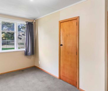Charming 2-Bedroom Home in Papakura! - Photo 3