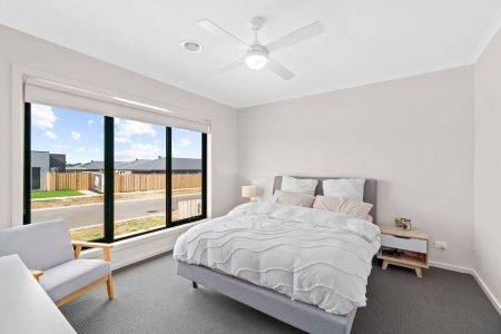 STUNNING HOME IN EMERALD WATERS ESTATE - Photo 4