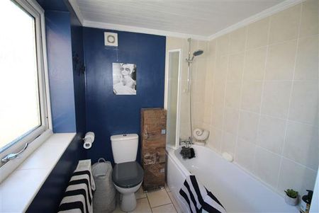 2 bedroom end of terrace house to rent - Photo 4