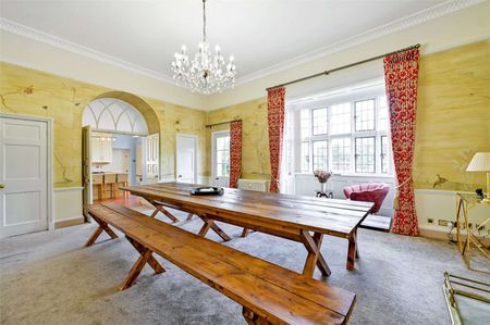 Georgian family home offering charming versatile accommodation within private gardens with a swimming pool - Photo 4