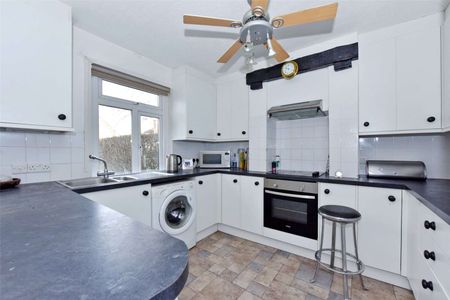 A spacious three bedroom end of terrace cottage, located in Cookham village with off street parking. - Photo 5