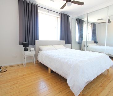 Immaculate 2 bedroom security apartment - Photo 4