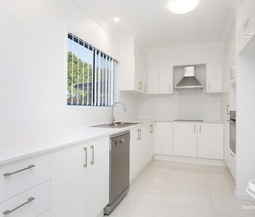 Modern 4 Bed Townhouse - Ducted air conditioning - Photo 1