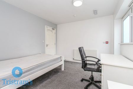 References Pending - 6 bed Semi-Detached House - Photo 5
